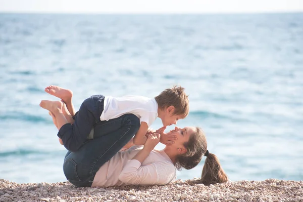 Mutlu Sağlıklı Bir Aile Gülümseyen Bir Anne Neşeli Küçük Bir — Stok fotoğraf