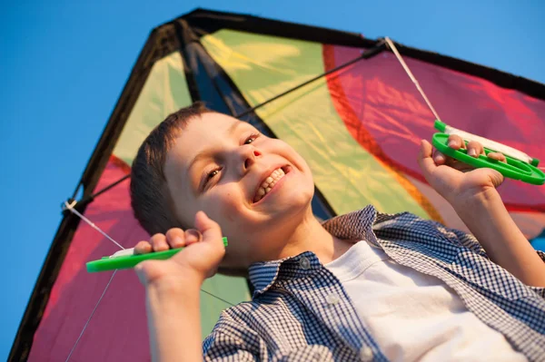 Menino Sorridente Feliz Com Pipa Colorida Atrás Dos Ombros Céu — Fotografia de Stock