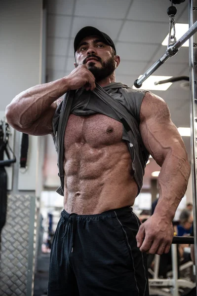 Fuerte Joven Barbudo Hombre Entrenamiento Gimnasio — Foto de Stock