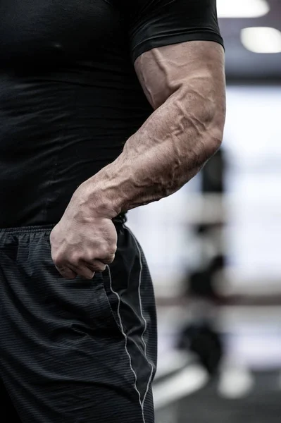 Starker Junger Bärtiger Mann Trainiert Fitnessstudio — Stockfoto