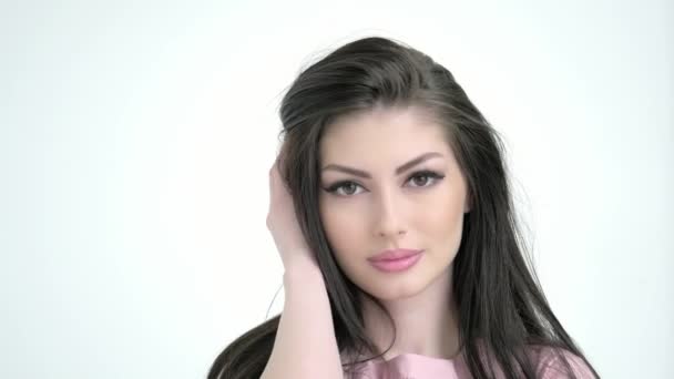 Νεαρή Όμορφη Γυναίκα Ανοιχτά Μάτια Λευκό Φόντο Κοντινό Πλάνο Του — Αρχείο Βίντεο