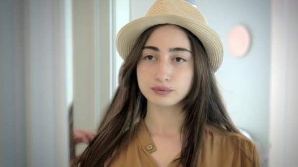 Close Retrato Joven Elegante Chica Bonita Blogger Moda Sombrero Mirando — Vídeo de stock