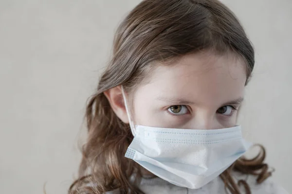 Chora Smutna Dziewczynka Masce Medycznej Rozpoznaniem Koronawirusa Covid Nosząca Ochronną — Zdjęcie stockowe