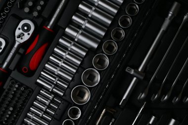 krom anahtar ve soket anahtarı siyah araç kutusunda atölyede oto araba bakım onarımı için araçlar