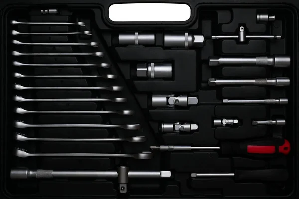 Belo design de caixa de ferramentas isolada com instrumento de ferramentas de aço inoxidável cromado para oficina de reparação de automóveis — Fotografia de Stock