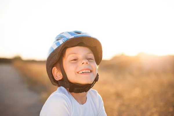 Portret Van Gelukkig Glimlachen Schattig Jongetje Blauwe Sport Helm Wit — Stockfoto