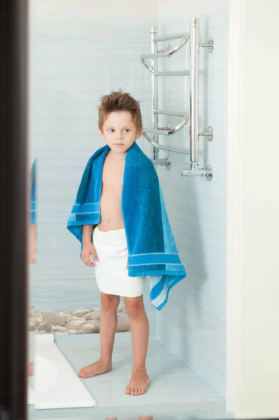 Zdrowy Przystojny Mały Dzieciak Owinięty Ręcznik Stojący Niebieskiej Łazience Oglądając — Zdjęcie stockowe