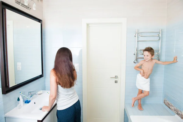 Anya Gyermek Fürdőszobában Reggel Figyelik Egymást — Stock Fotó