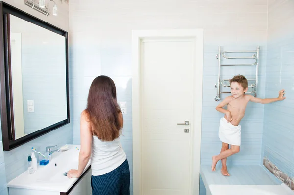 Madre Hijo Baño Por Mañana Observándose — Foto de Stock