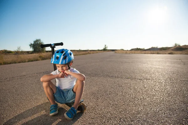 Triest Weinig Actief Kind Sport Beschermende Helm Zitten Eenzaam Scooter — Stockfoto