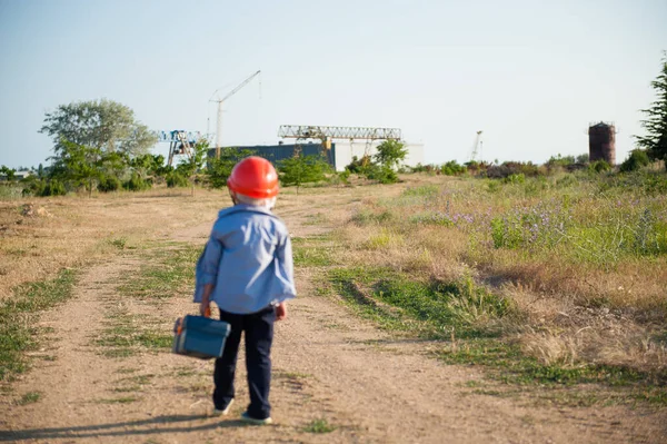 Klein Kind Oranje Helm Lopen Naar Plant Fabriek Industrieel Met — Stockfoto