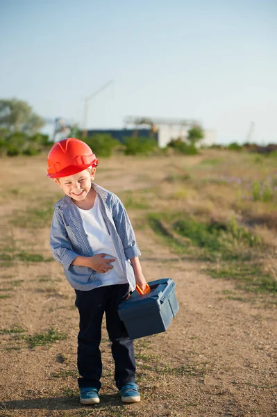 Концепция Счастливого Смеющегося Маленького Ребенка Оранжевом Шлеме Коробкой Инструментов Идущего — стоковое фото