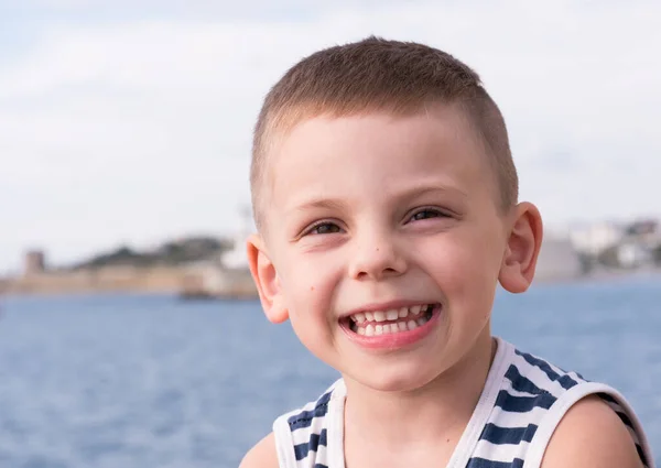 Gelukkig Glimlachen Lachende Kleine Jongen Gestreepte Zeeman Tank Top Zee — Stockfoto