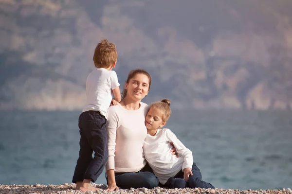 Mutlu Yaşam Tarzı Aile Kadını Iki Çocuk Bahar Günbatımında Deniz — Stok fotoğraf