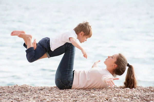 Famiglia Giocosa Giovane Madre Femmina Suo Piccolo Bambino Attivo Giochi — Foto Stock