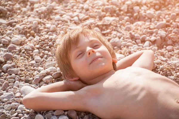 Feliz Sorrindo Sonhando Criança Deitada Praia Seixos Durante Lazer Bronzeado — Fotografia de Stock