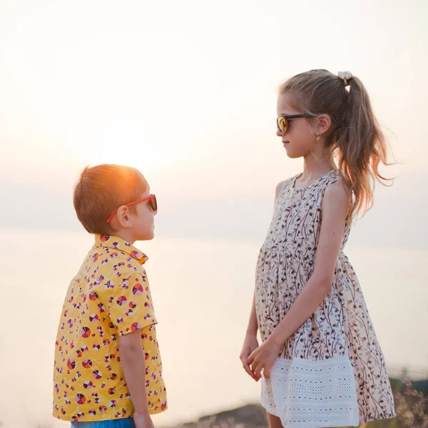 Mutlu Küçük Çocuklar Yaz Gözlükleriyle Birbirlerine Bakarlar Gün Batımında Deniz — Stok fotoğraf