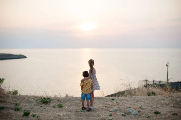 Φροντίδα Και Αγάπη Έννοια Των Δύο Μικρά Παιδιά Αγόρι Και — Φωτογραφία Αρχείου