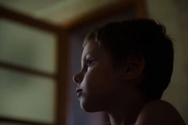 Einsames Kleines Kind Sitzt Während Pandemie Quarantäne Hause — Stockfoto