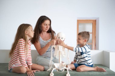 Aile evi anatomisi dersi. Güzel anne çocuklara insan yapısını anlatıyor.