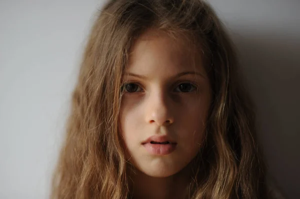 Retrato Niña Hermosa Pensativa Con Pelo Largo Cara Seria — Foto de Stock