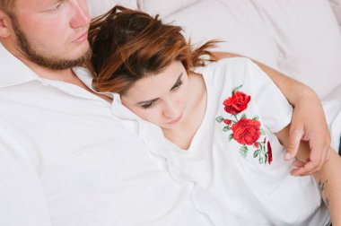 Beyaz tişörtlü çift, karantina sırasında evde kalıyor.