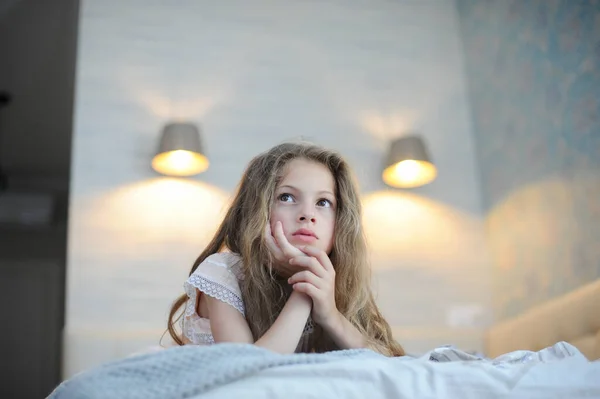 Vacker Liten Flicka Med Långt Hår Liggande Sängen Sovrummet Inomhus — Stockfoto