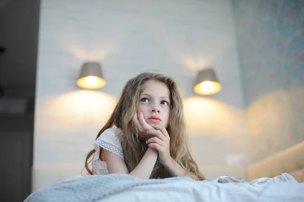 Linda Menina Com Cabelos Longos Deitada Cama Quarto Dentro Casa — Fotografia de Stock