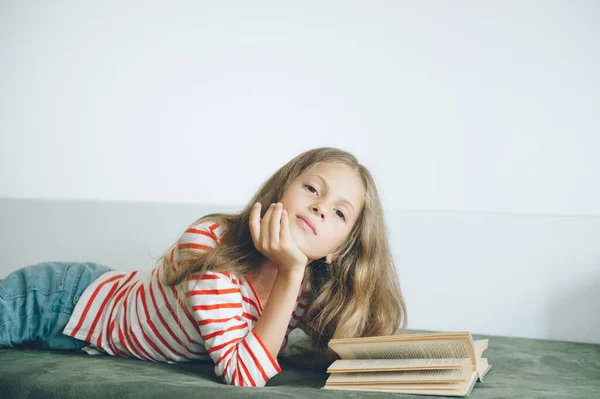 Schöne Kleine Mädchen Auf Dem Sofa Liegend Buch Lesen — Stockfoto