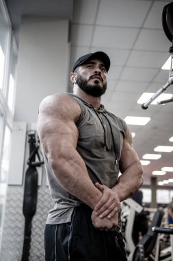 Spor salonundaki sakallı güçlü genç adam konsepti