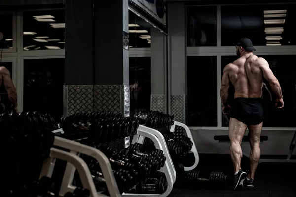 Fuerte Joven Fitness Modelo Masculino Gimnasio Deportivo Por Noche Mirando — Foto de Stock