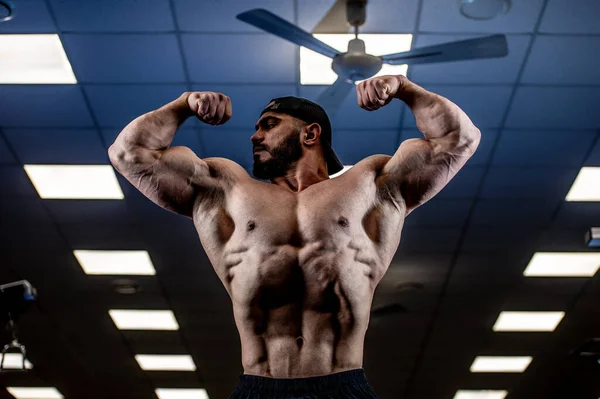 Sakallı Kaslı Güçlü Erkek Mavi Işıklı Spor Salonundaki Kaslarını Gösteriyor — Stok fotoğraf