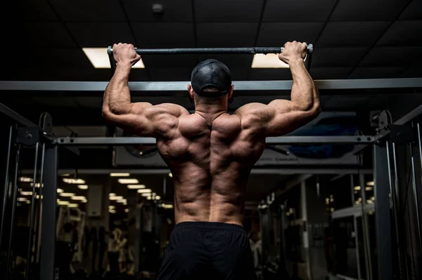 Hombre Joven Fuerte Levantando Cuerpo Peso Pesado Durante Las Flexiones — Foto de Stock