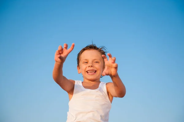 Счастливый Забавный Маленький Ребенок Белом Топе Танка Голубом Фоне Неба — стоковое фото