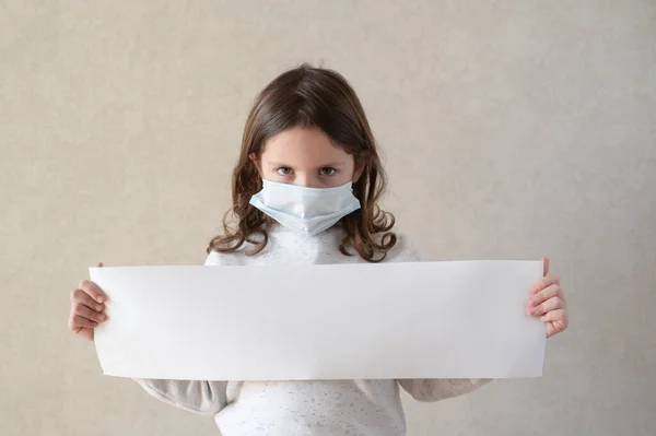 Mała Dziewczynka Masce Medycznej Trzymając Biały Baner Papieru Miejsca Kopiowania — Zdjęcie stockowe