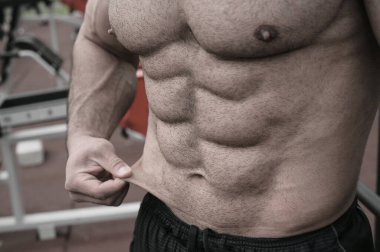Vücut yağ kaybı spor konsepti mükemmel vücutlu güçlü genç adam üzerinde