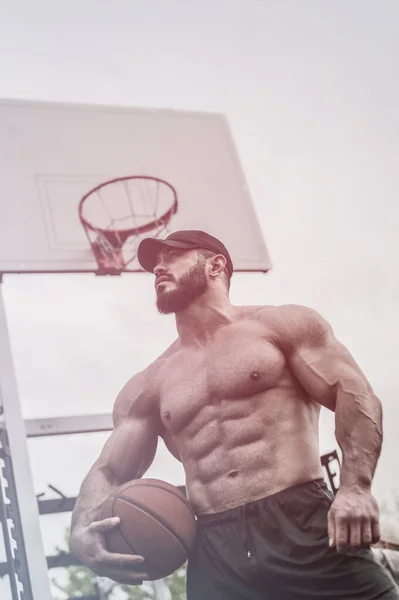 Bonito Forte Jovem Muscular Masculino Com Barba Segurando Bola Basquete — Fotografia de Stock