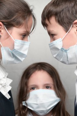 Coronavirus karantinası sırasında üç ailenin maske takması konsepti arasındaki covid-19 iletim teması
