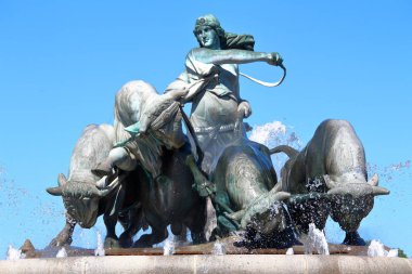 Sepette beyaz zemin üzerine Paskalya yortusu yumurta