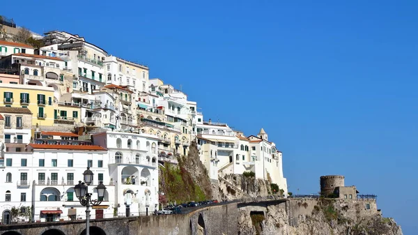 Case di paese e mare della Costiera Amalfitana — Foto Stock