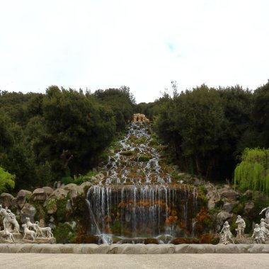Royal Palace of Caserta (İtalyanca: Reggia di Caserta) çok büyük bir bahçeye ve Napoli kralları tarafından birçok çeşmeler Caserta eski bir royal Residence