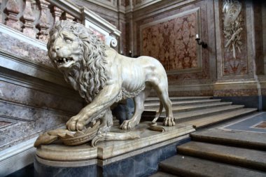 Royal Palace of Caserta (İtalyanca: Reggia di Caserta) çok büyük bir bahçeye ve Napoli kralları tarafından birçok çeşmeler Caserta eski bir royal Residence