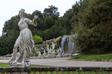 Royal Palace of Caserta (İtalyanca: Reggia di Caserta) çok büyük bir bahçeye ve Napoli kralları tarafından birçok çeşmeler Caserta eski bir royal Residence