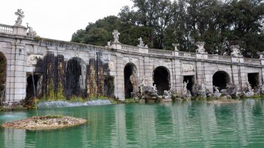 Royal Palace of Caserta (İtalyanca: Reggia di Caserta) çok büyük bir bahçeye ve Napoli kralları tarafından birçok çeşmeler Caserta eski bir royal Residence