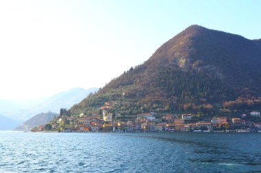 Lake Iseo, İtalya - 12 Mart 2017: Görünüm Iseo Gölü ve dağ Adası, İtalya