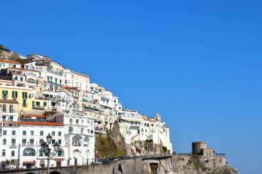 Amalfi, İtalya - 29 Mart 2017: Cliff side köy evleri ve deniz Amalfi Coast, İtalya.