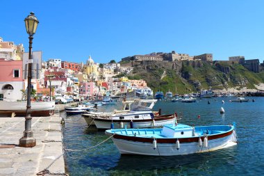 Procida, Naples, İtalya - 31 Mart 2017: balıkçı renkli evleri ve deniz Procida Island Napoli Körfezi, İtalya.