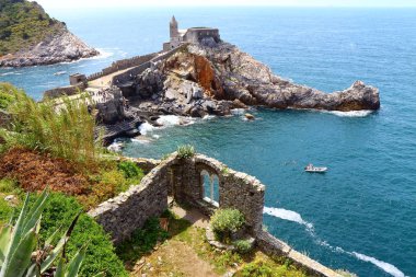 Porto Venere, İtalya - 14 Mayıs 2017: Portovenere görünümü veya Porto Venere (Unesco Dünya Mirası), ayrıntı Lord Byron mağara ve St. Peter Kilisesi. La Spezia, Liguria, İtalya