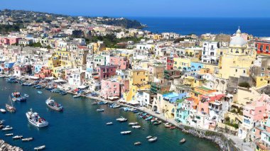 Procida, Naples, İtalya - 31 Mart 2017: balıkçı renkli evleri ve deniz Procida Island Napoli Körfezi, İtalya.