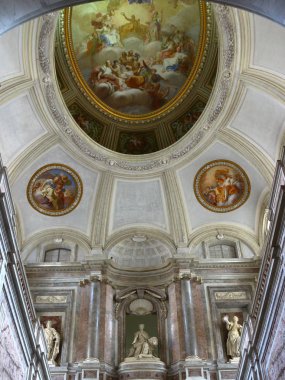 Royal Palace of Caserta (İtalyanca: Reggia di Caserta) çok büyük bir bahçeye ve Napoli kralları tarafından birçok çeşmeler Caserta eski bir royal Residence